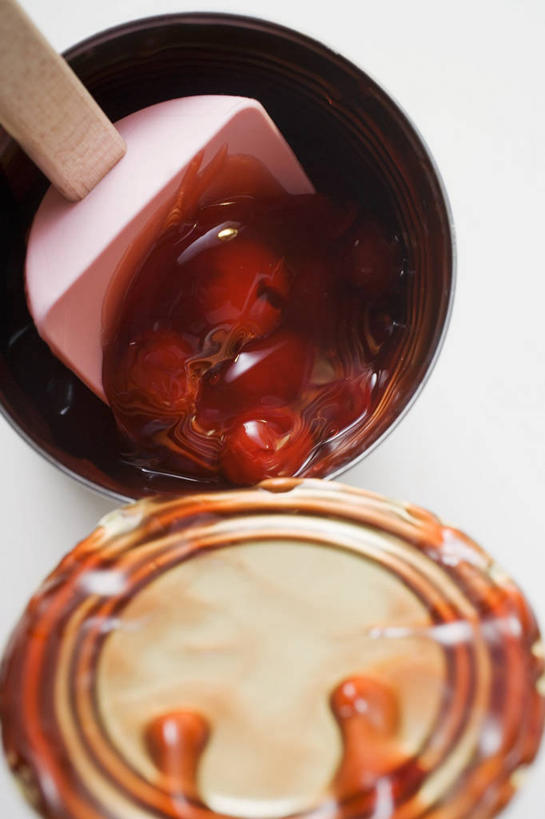 面食,无人,竖图,俯视,室内,特写,白天,白色背景,烹饪,西餐,桌面,桌子,樱桃,水果,阴影,新鲜,反射,木制,罐头,罐子,影子,生食,料理,食品,面点,果实,菜肴,美食,食物,木制品,西式,摄影,佳肴,有机食品,绿色食品,影棚,派,罐头食品,樱桃派,樱珠,莺桃,英桃,楔桃,牛桃,荆桃,彩图,高角度拍摄,影棚拍摄,拍摄