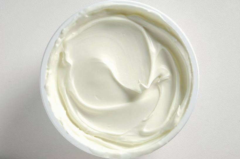 牛奶,无人,横图,俯视,室内,特写,白天,白色背景,桌面,桌子,阴影,反射,木制,影子,陶瓷,陶瓷制品,饮品,营养,酸奶,饮料,一个,木制品,容器,碗,摄影,影棚,单个,储藏,乳制品,奶,储存,发酵,优格,优酪乳,彩图,高角度拍摄,影棚拍摄,拍摄,贮存