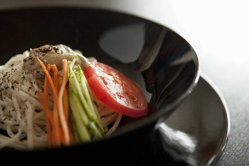 面食,面条,无人,横图,俯视,室内,特写,白天,白色背景,烹饪,中餐,桌面,桌子,萝卜,胡萝卜,黄瓜,蔬菜,西红柿,餐具,阴影,新鲜,反射,木制,碟子,盘,影子,陶瓷,面,料理,食品,陶瓷制品,菜肴,美食,食物,一个,盘子,木制品,容器,碟,碗,中式,摄影,佳肴,有机食品,绿色食品,影棚,单个,储藏,储存,川菜,四川菜,青瓜,胡瓜,红萝卜,甘荀,番茄,彩图,高角度拍摄,影棚拍摄,拍摄,贮存