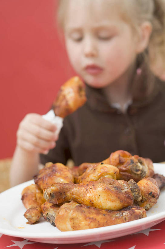 西方人,儿童,一个人,坐,竖图,室内,白天,正面,烹饪,纯洁,餐桌,生活用品,桌子,餐具,欧洲,欧洲人,仅一个女性,仅一个人,握,阴影,红色背景,服装,反射,碟子,盘,影子,纸,鸡肉,肉,料理,食品,拿,拿着,注视,休闲装,鸡腿,菜肴,美食,肉类,食物,一个,小孩,衣服,盘子,碟,纸巾,日用品,观察,看,仅一个小孩,休闲,休闲服,烤鸡腿,可爱,童年,童趣,握着,摄影,服饰,佳肴,影棚,单个,餐台,卫生纸,观看,察看,鸡腿肉,关注,肉食,童真,烂漫,无邪,生活用纸,天真,女孩,女人,女性,白种人,孩子,坐着,半身,彩图,影棚拍摄,拍摄,女生