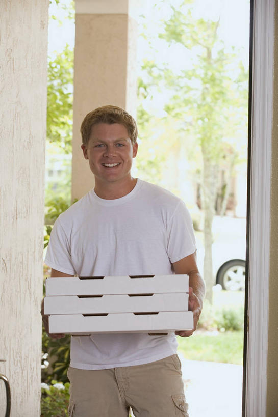 西方人,一个人,站,笑,微笑,露齿笑,竖图,室外,白天,正面,烹饪,西餐,植物,门,欧洲,欧洲人,仅一个男性,仅一个人,握,阴影,服装,光线,影子,纸盒,料理,食品,披萨,匹萨,拿,拿着,注视,休闲装,菜肴,美食,盒子,树,树木,食物,仅一个年轻男性,衣服,蓝色,绿色,蓝天,天空,阳光,自然,把手,包装盒,门把手,门框,快餐,天,观察,看,站着,休闲,休闲服,西式,握着,服饰,佳肴,生长,晴朗,成长,观看,门把,察看,比萨,关注,西式快餐,垃圾食品,意大利薄饼,万里无云,男人,男性,年轻男性,白种人,晴空,晴空万里,拉手,站立,半身,彩图