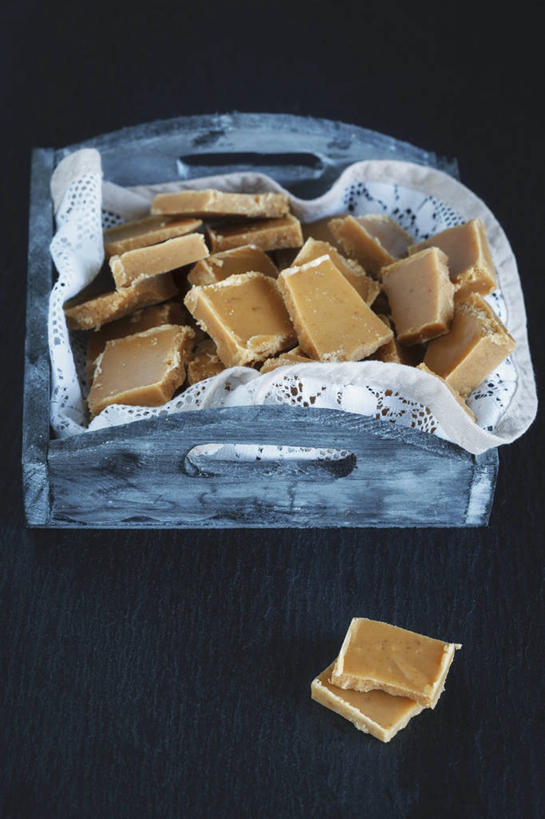 无人,竖图,俯视,室内,特写,白天,桌面,桌子,一堆,许多,阴影,堆叠,堆积,黑色背景,反射,木制,包装,包装纸,木盒,影子,纸,食品,糖,糖果,甜点,甜品,纸张,软糖,很多,食物,一个,木制品,容器,甜食,摄影,影棚,单个,储藏,堆,包装材料,牛皮纸,储存,太妃糖,彩图,高角度拍摄,影棚拍摄,拍摄,贮存