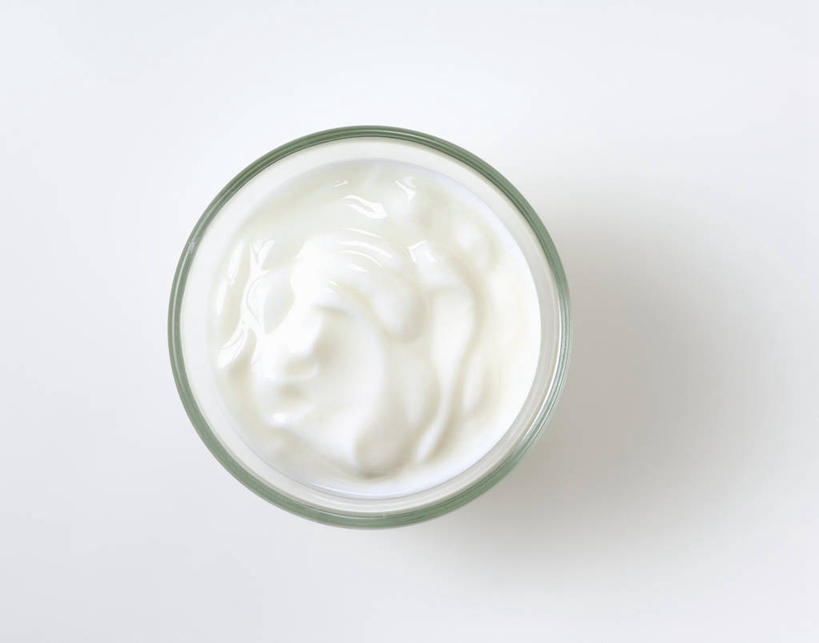 牛奶,无人,横图,俯视,室内,特写,白天,白色背景,桌面,桌子,玻璃,阴影,反射,木制,影子,饮品,营养,酸奶,玻璃制品,饮料,一个,木制品,容器,碗,摄影,影棚,单个,储藏,乳制品,奶,储存,发酵,优格,优酪乳,彩图,高角度拍摄,影棚拍摄,拍摄,贮存