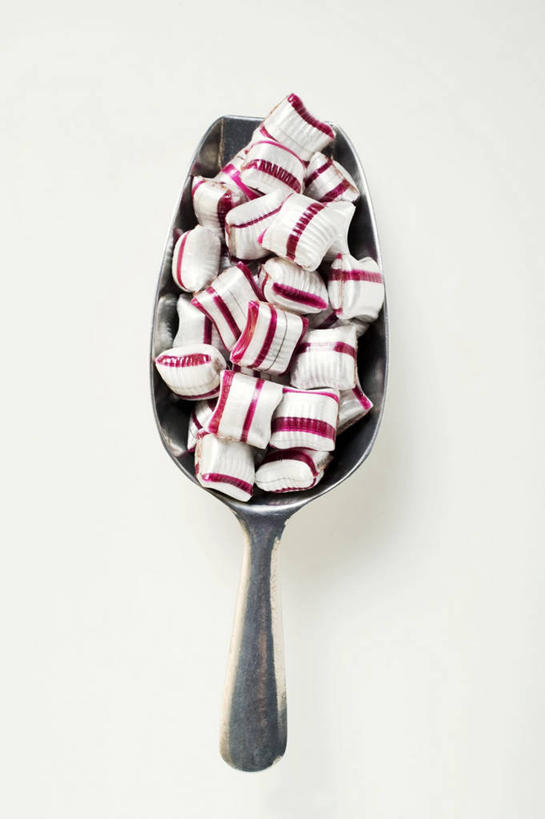 无人,竖图,俯视,室内,特写,白天,白色背景,桌面,桌子,金属制品,一堆,阴影,堆叠,堆积,反射,金属,木制,影子,食品,糖,糖果,甜点,甜品,畚箕,食物,一个,木制品,甜食,摄影,影棚,簸箕,单个,堆,薄荷糖,硬糖,彩图,高角度拍摄,影棚拍摄,拍摄