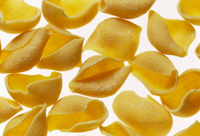 面食,面条,意大利面,无人,横图,俯视,室内,特写,白天,白色背景,西餐,桌面,桌子,阴影,反射,木制,影子,面,料理,食品,食物,黄色,木制品,西式,摄影,影棚,贝壳面,彩图,高角度拍摄,影棚拍摄,拍摄