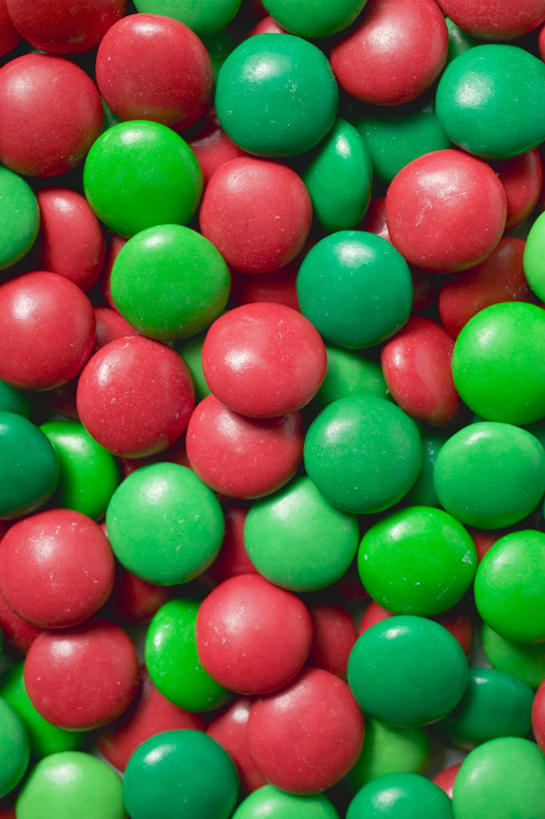 无人,竖图,俯视,室内,特写,白天,餐桌,桌子,一堆,许多,阴影,堆叠,堆积,反射,影子,食品,糖,糖果,甜点,甜品,巧克力豆,很多,食物,红色,绿色,甜食,巧克力,餐台,朱古力,堆,彩图,高角度拍摄