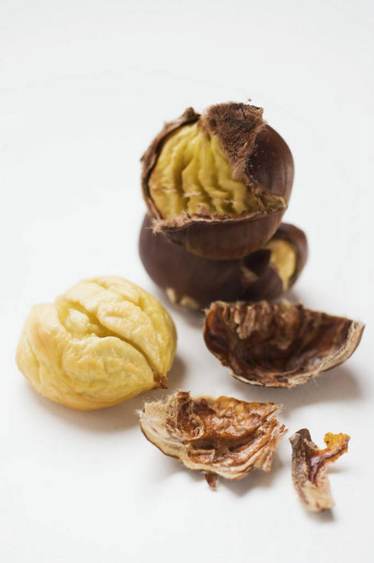 无人,竖图,俯视,室内,特写,白天,白色背景,餐桌,桌子,阴影,反射,影子,板栗,栗子,坚果,褐色,毛栗子,黄色,摄影,影棚,餐台,毛栗,栗果,栗楔,彩图,高角度拍摄,影棚拍摄,拍摄