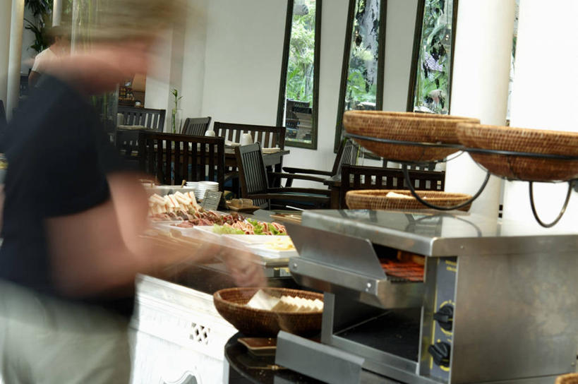 东方人,一个人,餐厅,走,交叉,横图,室内,白天,侧面,烹饪,竹子,厨具,亚洲,仅一个年轻女性,仅一个女性,仅一个人,握,竹制,服装,朦胧,模糊,编织,电器,烤炉,烤箱,篮子,拿,拿着,黄种人,衣服,竹篮,握着,服饰,竹条,交织,便利,竹制品,家电,家用电器,衣着,穿着,炊具,烹饪用具,自助餐厅,方便,衣饰,穿插,年轻女性,女人,女性,亚洲人,烹调用具,步行,烹调,散步,走路,半身,彩图,餐馆,饭店,饭馆,小家电