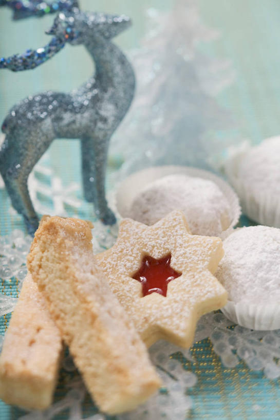 点心,无人,竖图,俯视,室内,特写,白天,餐桌,桌子,阴影,反射,粉末,影子,调料,食品,糖,调味品,曲奇,调味料,食物,饼干,果酱,零食,粉,餐台,曲奇饼,曲奇饼干,糖粉,粉状,粉剂,果子酱,彩图,高角度拍摄,糖类,果酱曲奇