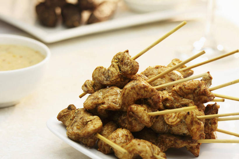 无人,横图,俯视,室内,特写,白天,餐桌,桌子,餐具,阴影,朦胧,模糊,反射,碟子,盘,影子,陶瓷,调料,鸡肉,酱料,酱汁,肉,佐料,陶瓷制品,调味品,调味料,酱,肉类,竹签,三个,盘子,容器,碟,碗,餐台,储藏,储存,肉食,取食签,彩图,高角度拍摄,沙嗲酱,贮存