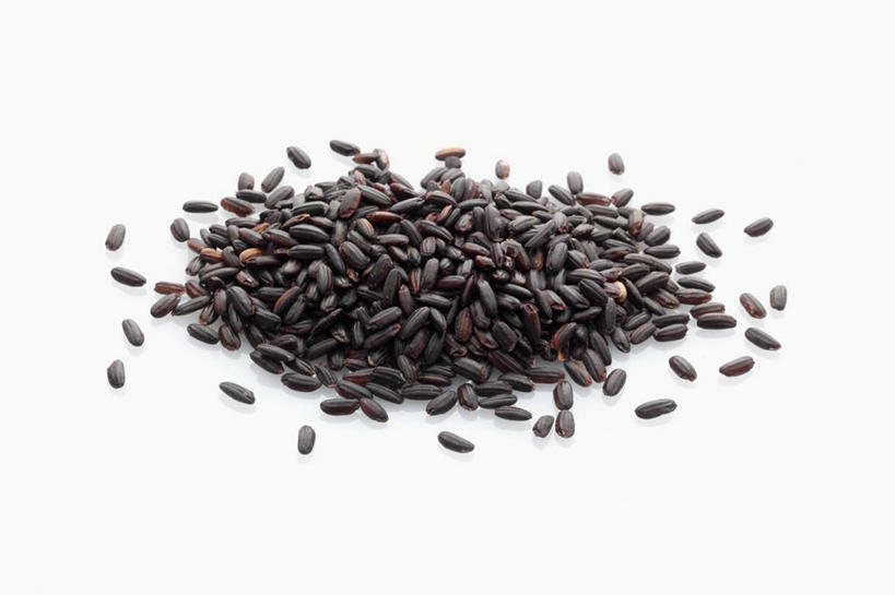 无人,横图,俯视,室内,特写,白天,白色背景,餐桌,桌子,一堆,阴影,堆叠,堆积,反射,影子,谷类,谷物,米,大米,黑色,摄影,影棚,餐台,堆,黑米,彩图,高角度拍摄,影棚拍摄,拍摄