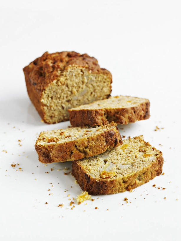 点心,面包,无人,竖图,俯视,室内,特写,白天,白色背景,餐桌,桌子,杏仁,切开,阴影,反射,影子,食品,面点,食物,糕点,切,摄影,影棚,餐台,面包屑,横截面,剖面,切面,截面,截面图形,杏子,杏梅仁,杏核仁,木落子,苦杏仁,彩图,高角度拍摄,影棚拍摄,拍摄