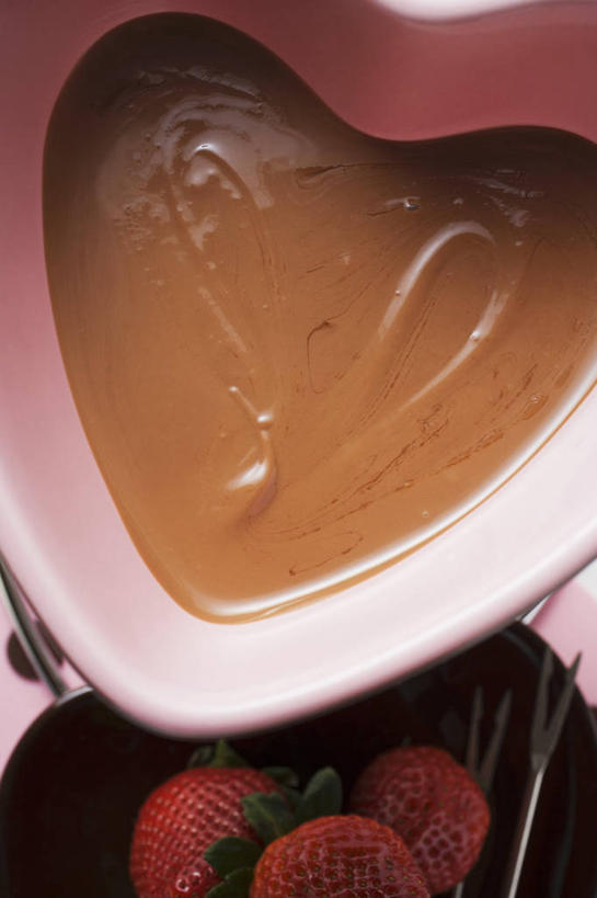 无人,竖图,俯视,室内,特写,白天,爱情,餐桌,桌子,草莓,浆果,水果,阴影,爱心,新鲜,融化,反射,影子,塑料,生食,食品,糖,糖果,甜点,甜品,果实,浪漫,火锅,食物,红色,容器,塑料制品,碗,甜食,巧克力,温暖,温馨,心形,恩爱,有机食品,绿色食品,餐台,储藏,朱古力,和睦,储存,熔化,暖锅,溶化,熔解,消溶,心型,洋莓,水果皇后,红莓,地莓,彩图,高角度拍摄,巧克力火锅,融洽,贮存