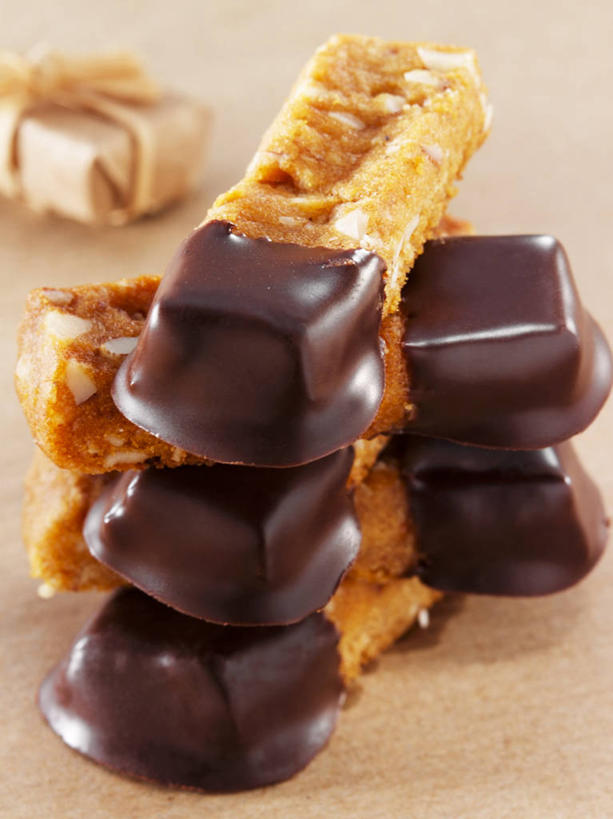 点心,无人,竖图,俯视,室内,特写,白天,餐桌,桌子,一堆,许多,阴影,堆叠,堆积,反射,木制,影子,食品,甜品,食物,木制品,饼干,甜食,零食,巧克力,巧克力酱,餐台,朱古力,堆,彩图,高角度拍摄