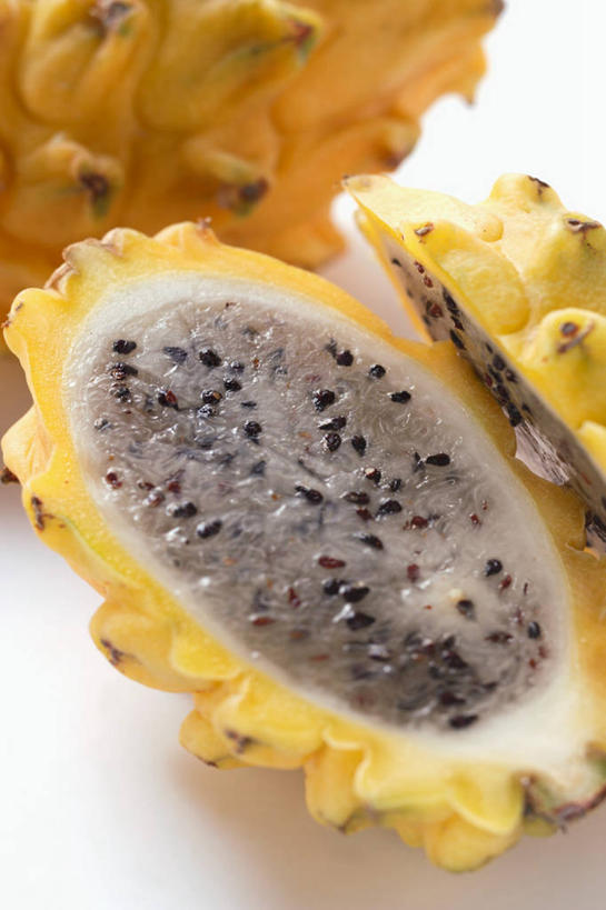 无人,竖图,俯视,室内,特写,白天,白色背景,餐桌,桌子,水果,阴影,新鲜,反射,影子,生食,食品,果实,火龙果,食物,两个,青龙果,摄影,有机食品,绿色食品,影棚,餐台,横截面,剖面,麒麟果,截面,截面图形,彩图,高角度拍摄,影棚拍摄,拍摄