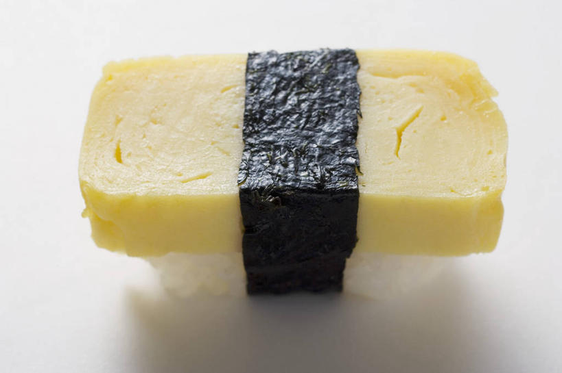 米饭,寿司,无人,横图,俯视,室内,特写,白天,白色背景,烹饪,餐桌,桌子,蔬菜,阴影,新鲜,反射,影子,蛋,海苔,鸡蛋,日本料理,料理,食品,紫菜,饭,菜肴,美食,食物,一个,日式料理,日式,摄影,佳肴,有机食品,绿色食品,影棚,单个,餐台,五谷,醋饭,卵,四喜饭,彩图,高角度拍摄,影棚拍摄,拍摄