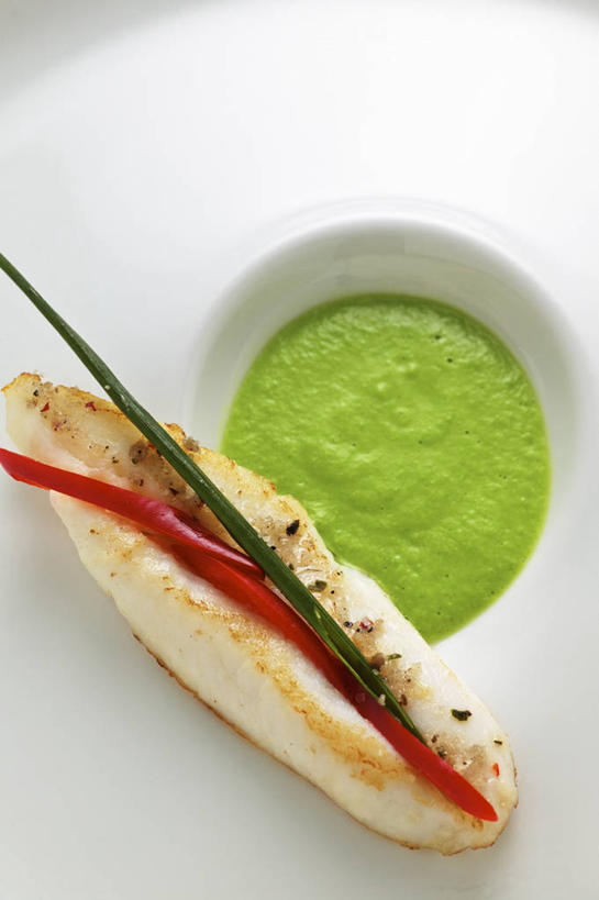 无人,竖图,俯视,室内,特写,白天,烹饪,西餐,植物,餐桌,桌子,餐具,阴影,反射,鱼,碟子,盘,影子,豆类,豆子,豌豆,调料,酱料,酱汁,肉,鱼肉,佐料,料理,食品,调味品,调味料,水产,酱,荷兰豆,菜肴,美食,肉类,鱼类,食物,白色,盘子,碟,西式,佳肴,餐台,水生动物,水生物,鳊鱼,雪豆,肉食,武昌鱼,豆科,寒豆,毕豆,麻累,国豆,小寒豆,麦豌豆,鳊花,槎头鳊,缩项鳊,鲂鱼,彩图,高角度拍摄