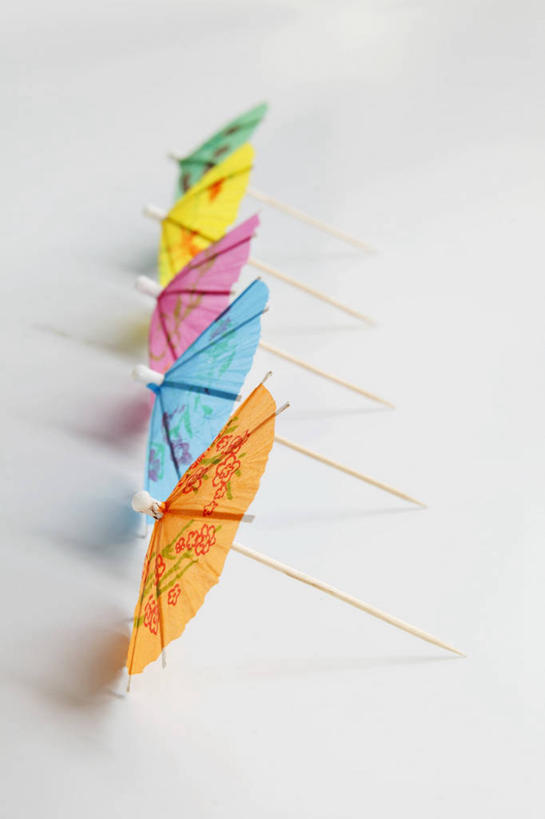 无人,竖图,俯视,彩色,室内,特写,白天,白色背景,餐桌,桌子,静物,一排,许多,阴影,朦胧,模糊,整齐,装饰,反射,木制,伞,影子,纸伞,排列,木制品,摄影,影棚,餐台,五颜六色,华丽,修饰,色彩斑斓,点缀,队列,五彩缤纷,小伞,衬托,美观,雅致,雅观,五彩斑斓,鸡尾酒伞,五光十色,酒杯伞,伞签,彩图,高角度拍摄,影棚拍摄,拍摄