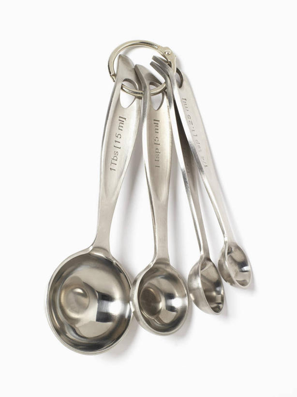 无人,竖图,俯视,室内,特写,白天,白色背景,餐桌,桌子,静物,金属制品,阴影,反射,金属,影子,勺子,四把,调羹,汤匙,摄影,影棚,餐台,量勺,彩图,高角度拍摄,影棚拍摄,拍摄