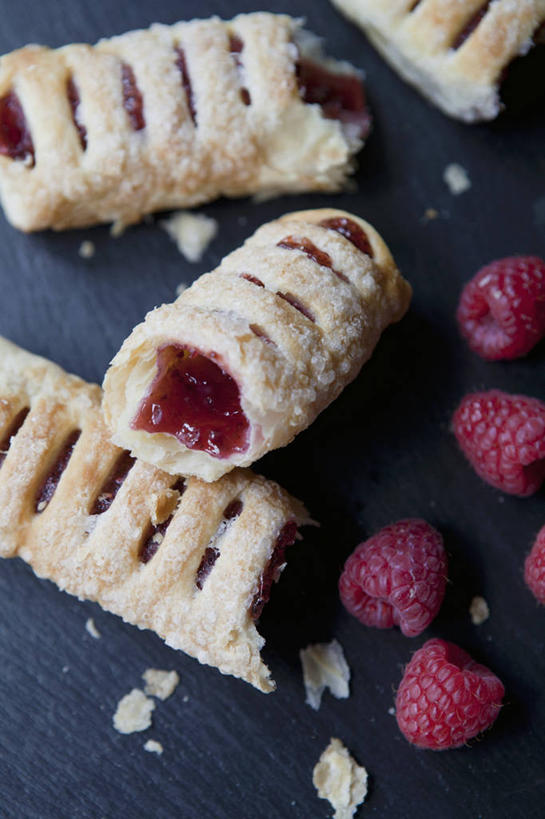 点心,面包,无人,竖图,俯视,室内,特写,白天,餐桌,桌子,水果,阴影,新鲜,反射,影子,生食,食品,面点,果实,食物,糕点,红色,四个,有机食品,绿色食品,餐台,山莓,树莓,三月泡,四月泡,山抛子,刺葫芦,悬钩子,馒头菠,高脚菠,龙船泡,泡儿刺,彩图,高角度拍摄,松软,酥软,丹麦面包,起酥起层面包