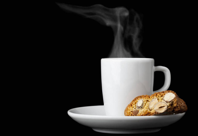 点心,无人,横图,室内,特写,白天,正面,雾,餐桌,桌子,杯子,餐具,阴影,沸腾,黑色背景,反射,蒸汽,瓷器,碟子,盘,影子,食品,甜点,咖啡杯,陶瓷制品,水蒸气,食物,糕点,白色,盘子,碟,饼干,甜食,零食,摄影,影棚,餐台,瓷杯,蒸发,比斯考提,咖啡饼干,意式饼干,彩图,影棚拍摄,拍摄