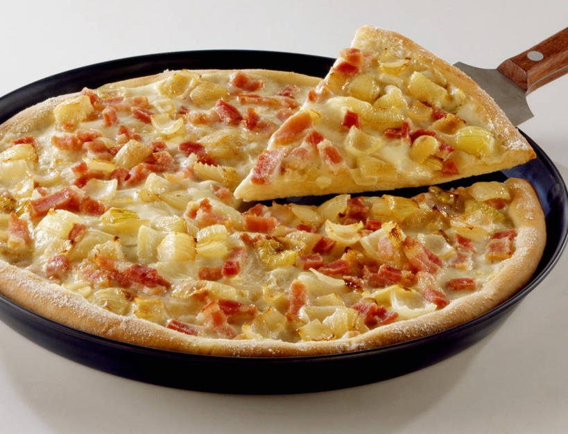 奶酪,无人,横图,俯视,室内,特写,白天,白色背景,烹饪,西餐,桌面,桌子,菠萝,餐具,水果,阴影,朦胧,模糊,新鲜,反射,木制,铲子,碟子,盘,影子,肉,生食,干酪,起司,料理,食品,披萨,匹萨,果实,芝士,营养,火腿,猪肉,菜肴,美食,肉类,食物,腌制,盘子,木制品,碟,快餐,乳酪,西式,摄影,佳肴,有机食品,绿色食品,影棚,乳制品,比萨,发酵,肉食,西式快餐,垃圾食品,意大利薄饼,豚肉,熏制,火肉,兰熏,猪腿,凤梨,彩图,高角度拍摄,影棚拍摄,拍摄,夏威夷披萨