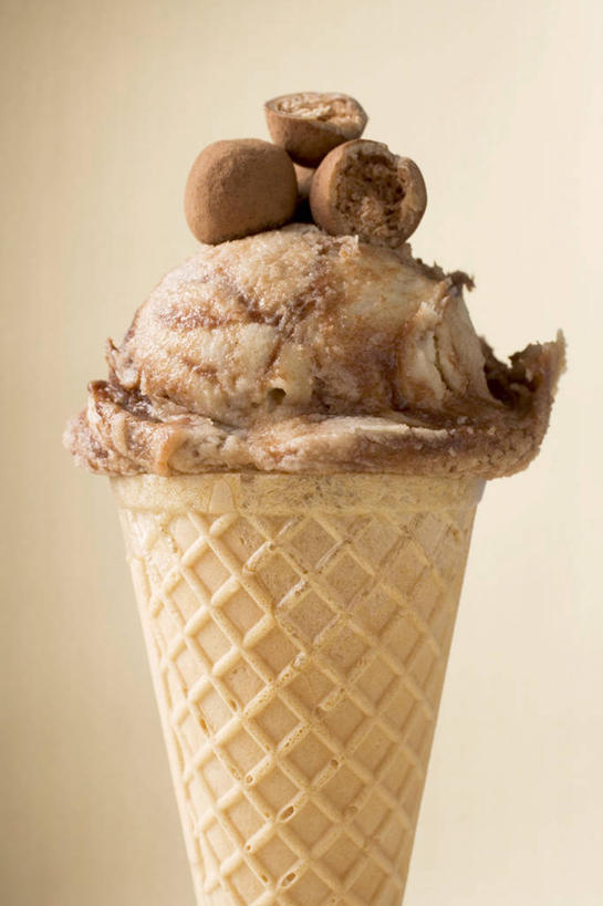 无人,竖图,室内,特写,白天,正面,桌面,桌子,阴影,棕色背景,反射,木制,影子,冰激凌,清凉,一个,木制品,冷饮,舒服,冰淇淋,摄影,影棚,单个,解暑,解渴,雪糕,舒爽,冰糕,消暑,巧克力冰淇淋,彩图,影棚拍摄,拍摄