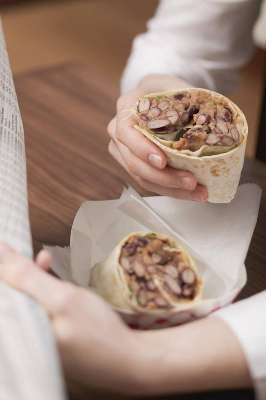 点心,西方人,手,一个人,商务人士,商务女性,坐,竖图,俯视,室内,特写,白天,阅读,报纸,欧洲,欧洲人,双手,仅一个年轻女性,仅一个女性,仅一个人,握,学习,套装,朦胧,模糊,肉,食品,拿,拿着,文化,饼,小吃,肉类,食物,糕点,甜食,看,手部,浏览,握着,商务装,肉食,工薪阶层,玉米饼,年轻女性,女人,女性,白种人,白领,上班族,坐着,半身,彩图,高角度拍摄