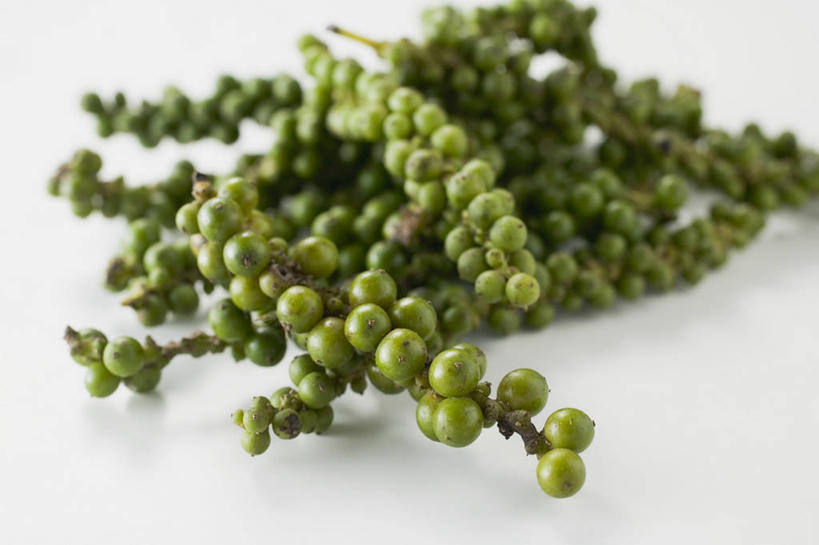 无人,横图,俯视,室内,特写,白天,白色背景,桌面,桌子,餐具,一堆,许多,阴影,堆叠,堆积,朦胧,模糊,反射,木制,碟子,盘,影子,调料,调味,香料,佐料,调味品,调味料,盘子,木制品,碟,摄影,影棚,堆,绿胡椒,配料,作料,胡椒,彩图,高角度拍摄,影棚拍摄,拍摄