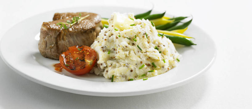 米饭,无人,横图,俯视,室内,特写,白天,白色背景,烹饪,西餐,桌面,桌子,餐具,阴影,反射,木制,碟子,盘,影子,肉,牛排,牛肉,料理,食品,饭,土豆泥,烩饭,菜肴,美食,肉类,食物,盘子,木制品,碟,西式,摄影,佳肴,影棚,五谷,肉食,意大利调味饭,意大利炖饭,马铃薯泥,薯蓉,彩图,高角度拍摄,影棚拍摄,拍摄,意大利烩饭