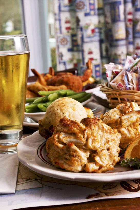 啤酒,无人,竖图,室内,特写,白天,正面,烹饪,中餐,桌面,桌子,杯子,餐具,一堆,许多,阴影,堆叠,堆积,朦胧,模糊,反射,木制,碟子,盘,影子,料理,食品,酒类,蟹肉,饼,菜肴,美食,玻璃制品,酒,食物,饮料,盘子,酒杯,木制品,啤酒杯,碟,中式,佳肴,堆,玻璃杯,彩图,蟹饼