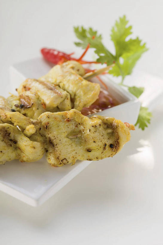 无人,竖图,俯视,室内,特写,白天,白色背景,烹饪,烧烤,桌面,桌子,餐具,阴影,朦胧,模糊,反射,木制,碟子,盘,影子,调料,酱料,酱汁,肉,佐料,料理,食品,烤肉,调味品,调味料,酱,辣酱,菜肴,美食,肉类,食物,盘子,木制品,碟,摄影,佳肴,影棚,辣椒酱,肉食,印度菜,印度料理,彩图,高角度拍摄,影棚拍摄,拍摄,东南亚菜,沙嗲,印尼爪哇菜