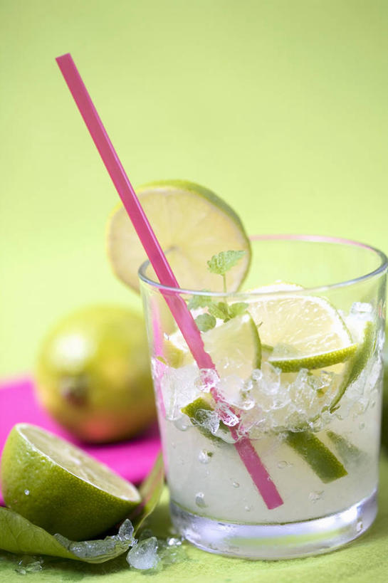 无人,竖图,俯视,室内,特写,白天,桌面,桌子,杯子,水果,绿色背景,阴影,朦胧,模糊,新鲜,反射,木制,影子,塑料,冰,生食,冰块,食品,果实,酒类,文化,冷冻,玻璃制品,酒,食物,饮料,一个,粉色,木制品,水杯,塑料制品,吸管,鸡尾酒,寒冷,调酒,摄影,有机食品,绿色食品,影棚,冷藏,单个,冰冷,创造,空心,想象,酸橙,饮管,保鲜,代代,盖比丽娜鸡尾酒,玻璃杯,橙子,橙,彩图,高角度拍摄,影棚拍摄,拍摄,圆柱状