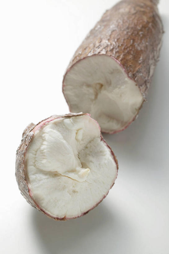 无人,竖图,俯视,室内,特写,白天,白色背景,农作物,桌面,桌子,阴影,反射,木制,影子,破坏,破损,食物,一个,木制品,摄影,影棚,单个,损坏,木薯,树薯,木番薯,树番薯,彩图,高角度拍摄,影棚拍摄,拍摄