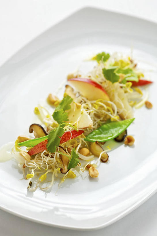 无人,竖图,俯视,室内,特写,白天,白色背景,植物,桌面,桌子,苹果,蔬菜,餐具,水果,阴影,朦胧,模糊,新鲜,反射,木制,碟子,盘,影子,豆类,豆子,豌豆,生食,沙拉,食品,果实,色拉,沙律,荷兰豆,食物,盘子,木制品,碟,摄影,有机食品,绿色食品,影棚,色拉酱,千岛酱,雪豆,豆科,寒豆,毕豆,麻累,国豆,小寒豆,麦豌豆,彩图,高角度拍摄,影棚拍摄,拍摄,蔬果沙拉