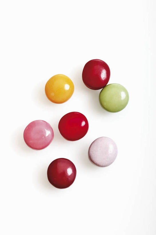 无人,竖图,俯视,室内,特写,白天,白色背景,桌面,桌子,许多,阴影,反射,木制,影子,食品,糖果,软糖,食物,粉色,黄色,红色,绿色,白色,木制品,甜食,摄影,影棚,泡泡糖,彩图,高角度拍摄,影棚拍摄,拍摄