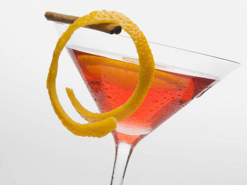 无人,横图,室内,特写,白天,白色背景,正面,杯子,水果,阴影,新鲜,反射,高脚杯,影子,调味,生食,香料,佐料,食品,果实,酒类,肉桂,一杯,文化,玻璃制品,酒,食物,饮料,酒杯,鸡尾酒,调酒,摄影,有机食品,绿色食品,影棚,配料,创造,甜橙,想象,桂皮,作料,官桂,牡桂,筒桂,香桂,玉桂,鸡尾酒杯,玻璃杯,橙子,橙,彩图,影棚拍摄,拍摄,大都会鸡尾酒,鹄壳,黄橙,黄果,金橙,金环,金球,糖橙