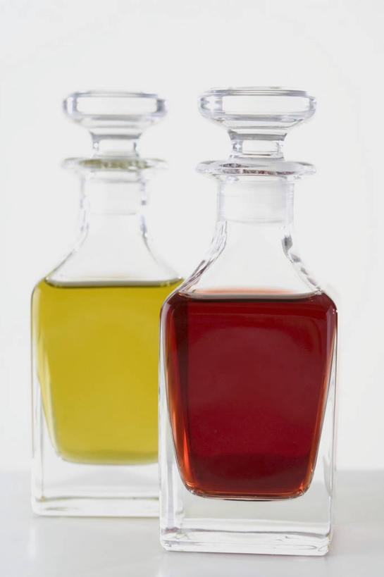 无人,竖图,室内,特写,白天,白色背景,正面,桌面,桌子,阴影,反射,木制,影子,醋,调料,食用油,油,橄榄油,调味品,调味料,玻璃制品,两个,玻璃瓶,木制品,瓶子,摄影,影棚,食醋,植物油,苦酒,醯,彩图,影棚拍摄,拍摄