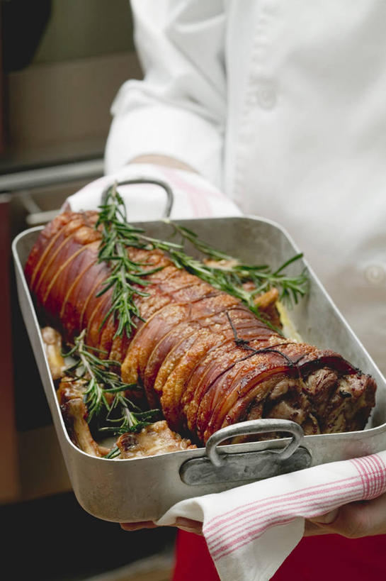 西方人,一个人,厨师,站,竖图,俯视,室内,特写,白天,工作服,制服,烹饪,中餐,餐具,金属制品,欧洲,欧洲人,仅一个男性,仅一个人,握,花纹,金属,布,碟子,盘,图案,肉,料理,食品,拿,布纹,拿着,猪肉,菜肴,美食,肉类,食物,仅一个年轻男性,一个,白色,盘子,碟,站着,中式,握着,佳肴,单个,布匹,肉食,豚肉,工作制服,烤乳猪,广东菜,粤菜,男人,男性,年轻男性,白种人,厨师长,厨子,大厨,主厨,站立,半身,彩图,高角度拍摄,工作套服