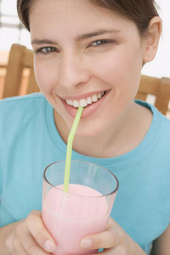 牛奶,西方人,脸,头,脸颊,手,一个人,坐,笑,微笑,露齿笑,竖图,室内,特写,白天,正面,杯子,椅子,欧洲,欧洲人,双手,仅一个年轻女性,仅一个女性,仅一个人,喝,握,服装,塑料,木椅,饮品,营养,拿,拿着,注视,休闲装,玻璃制品,饮料,一个,衣服,蓝色,水杯,塑料制品,吸管,观察,看,休闲,手部,休闲服,握着,服饰,单个,观看,察看,空心,乳制品,奶,牛乳,关注,饮管,安神,年轻女性,女人,女性,白种人,头部,脸部,脸蛋,面部,玻璃杯,坐着,半身,彩图,草莓牛奶,圆柱状