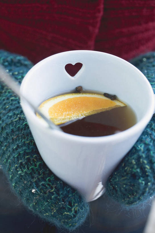 西方人,手,一个人,捧,竖图,俯视,室内,特写,白天,幸福,茶,欧洲,欧洲人,双手,仅一个年轻女性,仅一个女性,仅一个人,装饰,勺子,陶瓷,茶叶,陶瓷制品,一杯,娱乐,一个,容器,手套,调羹,汤匙,碗,享受,休闲,温暖,温馨,手部,放松,乐趣,单个,储藏,保暖,华丽,点缀,提神,舒适,御寒,储存,醒脑,衬托,美观,雅致,雅观,年轻女性,女人,女性,白种人,端,端着,捧着,手捧,半身,彩图,高角度拍摄,贮存