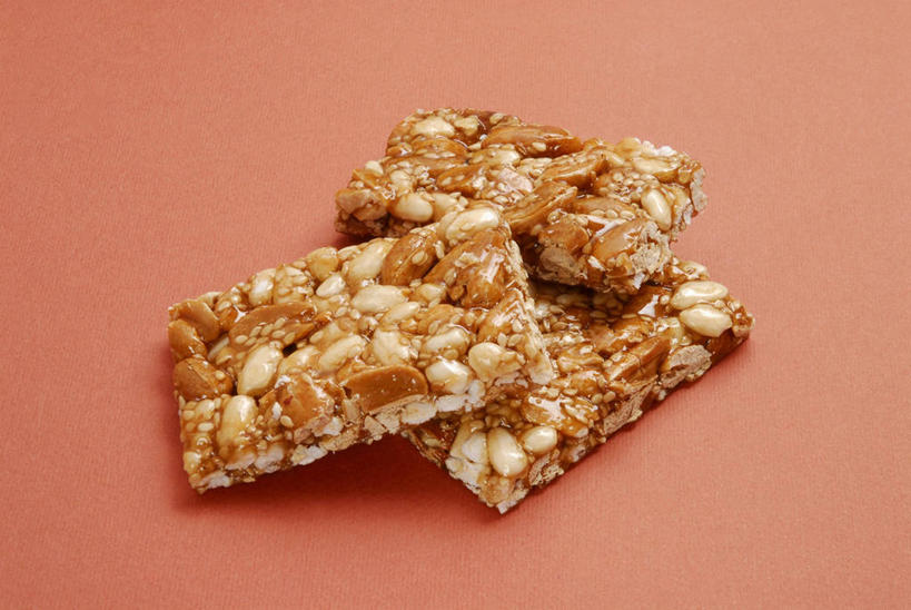 无人,横图,俯视,室内,特写,白天,桌面,桌子,阴影,反射,木制,影子,食品,糖,糖果,甜点,甜品,松子,松子仁,食物,三个,木制品,甜食,摄影,影棚,松仁,硬糖,花生糖,松籽仁,彩图,高角度拍摄,影棚拍摄,拍摄