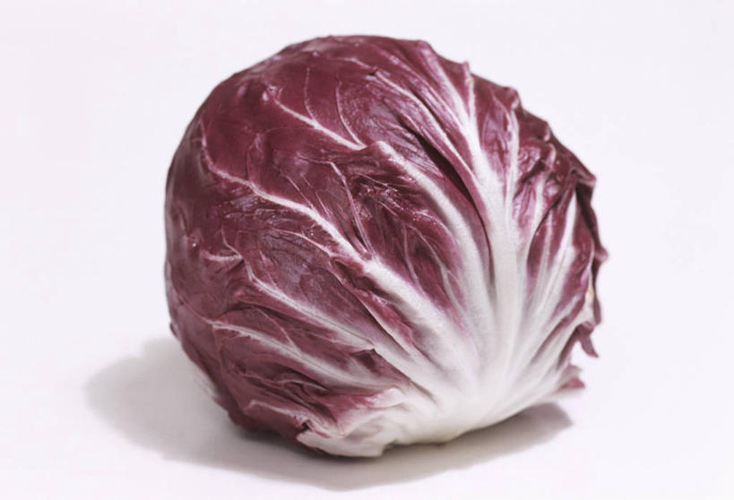 无人,横图,俯视,室内,特写,白天,白色背景,桌面,桌子,蔬菜,椰菜,卷心菜,阴影,新鲜,反射,木制,影子,紫甘蓝,食品,紫包菜,食物,一个,木制品,赤甘蓝,甘蓝,摄影,有机食品,绿色食品,影棚,单个,紫椰菜,紫圆白菜,结球甘蓝,红甘蓝,甘兰,包心菜,彩图,高角度拍摄,影棚拍摄,拍摄