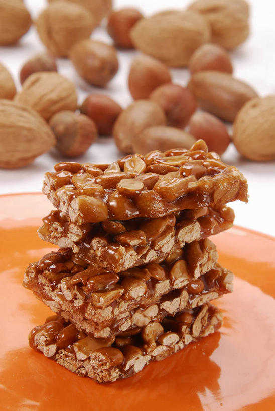 无人,竖图,俯视,室内,特写,白天,植物,桌面,桌子,豆,花生,餐具,阴影,反射,木制,碟子,盘,影子,豆类,豆子,食品,糖,糖果,坚果,甜点,甜品,食物,一个,盘子,木制品,碟,甜食,长生果,单个,花生仁,硬糖,豆科,花生糖,落花生,落生,花生米,花生豆,彩图,高角度拍摄