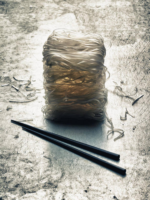 面食,面条,无人,竖图,俯视,室内,特写,白天,筷子,桌面,桌子,餐具,一排,一双,阴影,整齐,反射,木制,影子,面,文化,传统,粉丝,排列,木制品,堆,礼节,队列,礼仪,冬粉,进餐用具,彩图,高角度拍摄