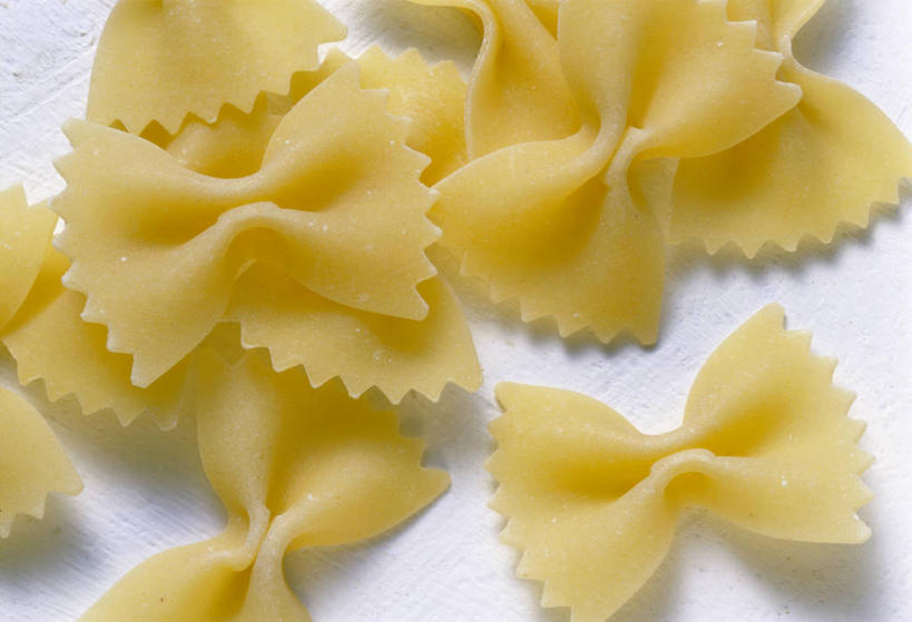 面食,面条,意大利面,无人,横图,俯视,室内,特写,白天,白色背景,西餐,桌面,桌子,一堆,阴影,堆叠,堆积,反射,木制,影子,面,料理,食品,食物,黄色,木制品,西式,摄影,影棚,堆,蝴蝶面,彩图,高角度拍摄,影棚拍摄,拍摄