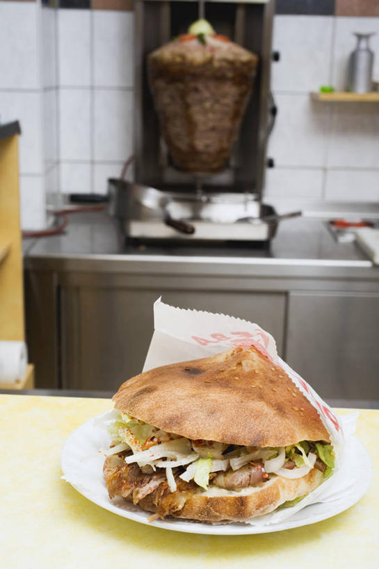 点心,面包,无人,竖图,俯视,室内,特写,白天,烹饪,西餐,桌面,桌子,蔬菜,餐具,阴影,新鲜,反射,木制,包装,包装纸,碟子,盘,影子,纸,三明治,料理,食品,面点,纸张,烤肉,菜肴,美食,食物,糕点,一个,盘子,木制品,碟,快餐,西式,佳肴,有机食品,绿色食品,单个,包装材料,牛皮纸,土耳其料理,西式快餐,土耳其烤肉,皮塔饼,三文治,土耳其菜,口袋面包,彩图,高角度拍摄,卡巴,旋转烤肉