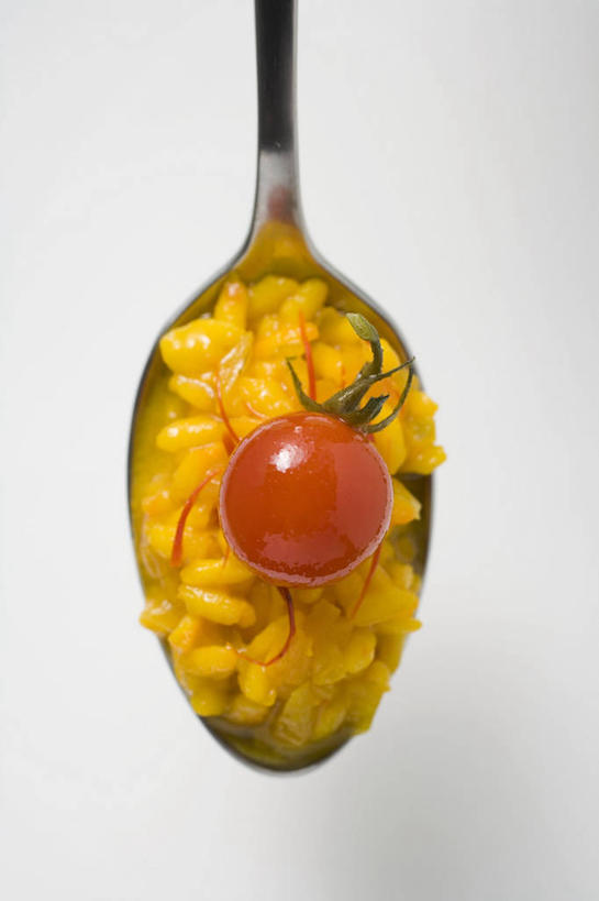 米饭,无人,竖图,俯视,室内,特写,白天,白色背景,烹饪,西餐,桌面,桌子,蔬菜,西红柿,小番茄,金属制品,阴影,新鲜,反射,金属,木制,影子,勺子,料理,食品,饭,烩饭,菜肴,美食,食物,一个,木制品,调羹,汤匙,西式,摄影,佳肴,有机食品,绿色食品,影棚,单个,五谷,意大利调味饭,意大利炖饭,小西红柿,樱桃小番茄,珍珠小番茄,樱桃番茄,圣女果,番茄,彩图,高角度拍摄,影棚拍摄,拍摄,意大利烩饭