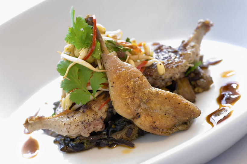 米饭,无人,横图,俯视,室内,特写,白天,烹饪,西餐,桌面,桌子,蔬菜,阴影,新鲜,反射,木制,影子,陶瓷,菌菇,蘑菇,蛋,生食,蔬菜沙拉,沙拉,料理,食品,陶瓷制品,鹌鹑蛋,饭,菌类,色拉,烩饭,沙律,菜肴,美食,食物,一个,木制品,容器,碗,食用菌,西式,佳肴,有机食品,绿色食品,单个,色拉酱,储藏,五谷,储存,千岛酱,意大利调味饭,卵,鹌鹑卵,鹑鸟蛋,意大利炖饭,彩图,高角度拍摄,意大利烩饭,贮存