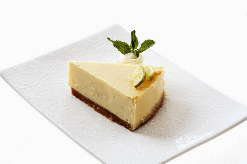 无人,横图,俯视,室内,特写,白天,白色背景,植物,桌面,桌子,柠檬,餐具,水果,叶子,切开,阴影,新鲜,反射,木制,碟子,盘,纹理,影子,青柠檬,生食,食品,果实,绿叶,食物,一个,绿色,盘子,木制品,碟,趴着,切,嫩叶,摄影,有机食品,绿色食品,影棚,单个,剖面,切面,肌理,酸橙,代代,叶,叶片,叶脉,益母果,柠果,橙子,橙,趴,彩图,高角度拍摄,影棚拍摄,拍摄